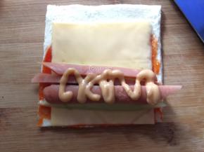 挤上适量千岛酱或沙拉酱