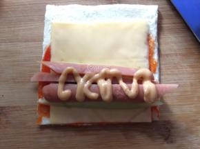 挤上适量千岛酱或沙拉酱