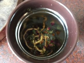 然后将花茶材料放入焖烧罐里