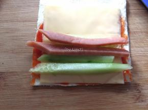 放上切好的黄瓜条和火腿条