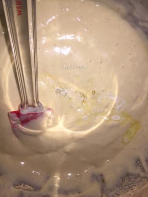 加入搅匀均匀的黄油牛奶液（打发蛋液过程可先将混合好的黄油牛奶液隔热水保持液体状态）。