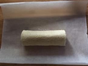 卷成条卷状后用油纸或糖纸包卷固定即可