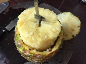 然后用叉转出果肉