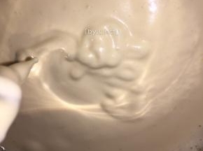 隔50-60度热水高速打发至纹线不易消失