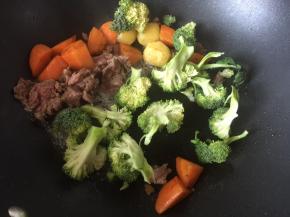 牛肉炒至变色后放入洗净撕小块的西兰花炒