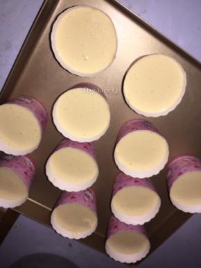 继续使用翻拌手法翻拌均匀即可装杯（烤箱提前预热165度10分钟），放入烤箱烘烤约165度，35分钟（温度与时间只作为参加，具体可根据自家烤箱设定）