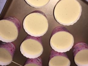 继续使用翻拌手法翻拌均匀即可装杯（烤箱提前预热165度10分钟），放入烤箱烘烤约165度，35分钟（温度与时间只作为参加，具体可根据自家烤箱设定）