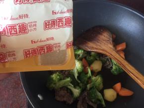 西兰花炒软后加入好侍西趣奶炖