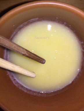 黄油先隔热水溶化，然后加入牛奶搅拌均匀后隔热水保持液体状态