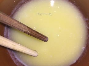 黄油先隔热水溶化，然后加入牛奶搅拌均匀后隔热水保持液体状态