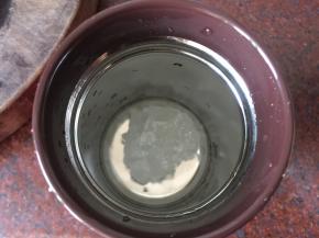 焖烧罐里放入冰糖