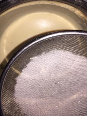 过筛加入低筋面粉，用翻拌手法快速翻拌均匀