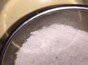 过筛加入低筋面粉，用翻拌手法快速翻拌均匀