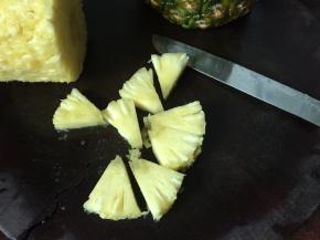 取一部分果肉切成小块