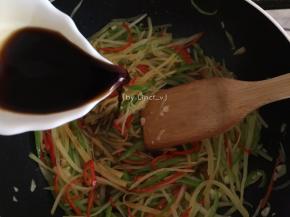 加入适量的陈醋翻炒熟即可