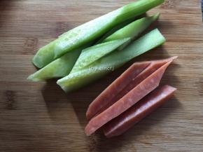 先将小黄瓜洗净切条状，火腿切条状