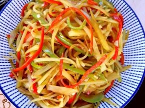 美味爽口的酸辣土豆丝盛出装盘准备卷土豆卷