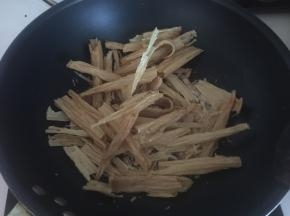 锅里倒入适量油后放入腐竹稍微炸一下