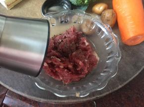 牛肉切片后加入黑椒碎腌制10分钟