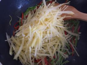 再加入土豆丝翻炒