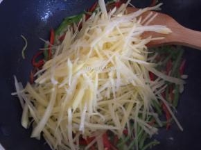 再加入土豆丝翻炒