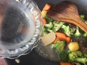 加入少许清水化开