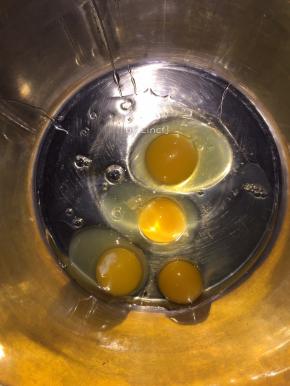 用一个打蛋盘（必须无油无水）打入所有鸡蛋