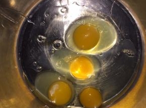 用一个打蛋盘（必须无油无水）打入所有鸡蛋