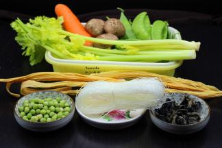 准备食材：腐竹、木耳、香菇、芹菜、荷兰豆、甜豆、胡萝卜、粉丝；