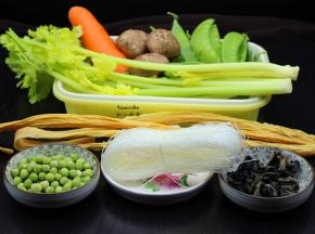 准备食材：腐竹、木耳、香菇、芹菜、荷兰豆、甜豆、胡萝卜、粉丝；