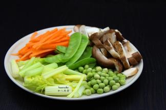 香菇、芹菜、荷兰豆、甜豆、胡萝卜、分别洗净，切好待用；