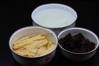 腐竹、粉丝、干木耳分别泡发；