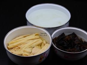 腐竹、粉丝、干木耳分别泡发；