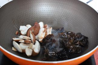 热锅，倒油，放入切好的香菇、木耳煸炒片刻起锅；