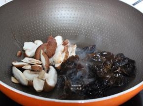 热锅，倒油，放入切好的香菇、木耳煸炒片刻起锅；
