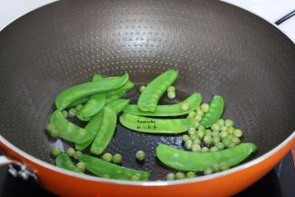 荷兰豆、甜豆，煸炒五成熟；