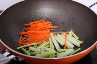 放入香芹、胡萝卜丝煸炒片刻起锅；