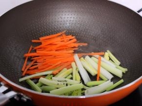 放入香芹、胡萝卜丝煸炒片刻起锅；