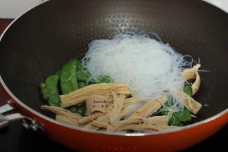 加入腐竹、粉丝煸炒；