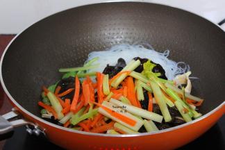 把之前煸炒好的香菇、木耳、香芹、胡萝卜丝，一起加入；