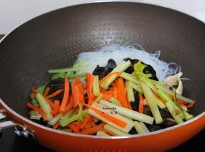 把之前煸炒好的香菇、木耳、香芹、胡萝卜丝，一起加入；