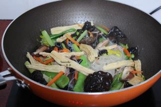 所有调料 入锅，淀粉需加水拌均，炒干收汁即可。