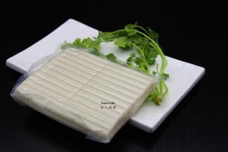 准备食材：年糕、香辣炒拌酱、香菜；