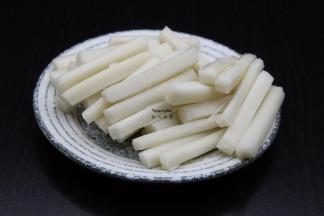 年糕切条；如果不要切，可以蒸一下再切；