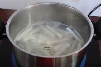 清水煮沸，放入锅中煮2分钟，捞出沥干水；