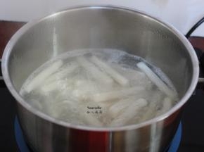 清水煮沸，放入锅中煮2分钟，捞出沥干水；