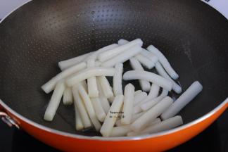 热锅，倒油，放入年糕翻炒片刻；