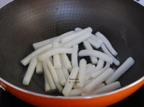 热锅，倒油，放入年糕翻炒片刻；