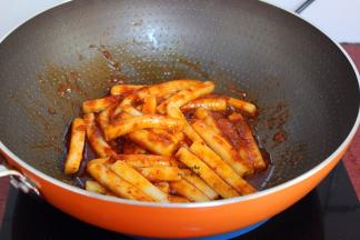 翻炒均匀。PS：我没有放盐，因炒拌酱有盐，如果觉得淡的可以放盐。