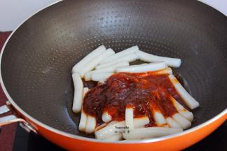 加入香辣炒拌酱，翻炒均匀；